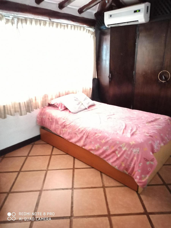 CASA EN LAS LOMAS, MANEIRO