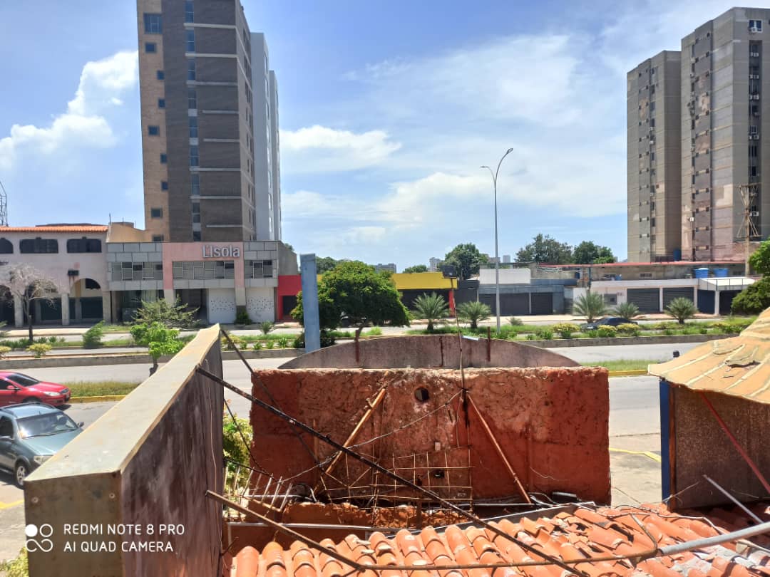 APARTMENT WITH COMMERCIAL PREMISES (RESTAURANT) ON 4 DE MAYO, FOR SALE