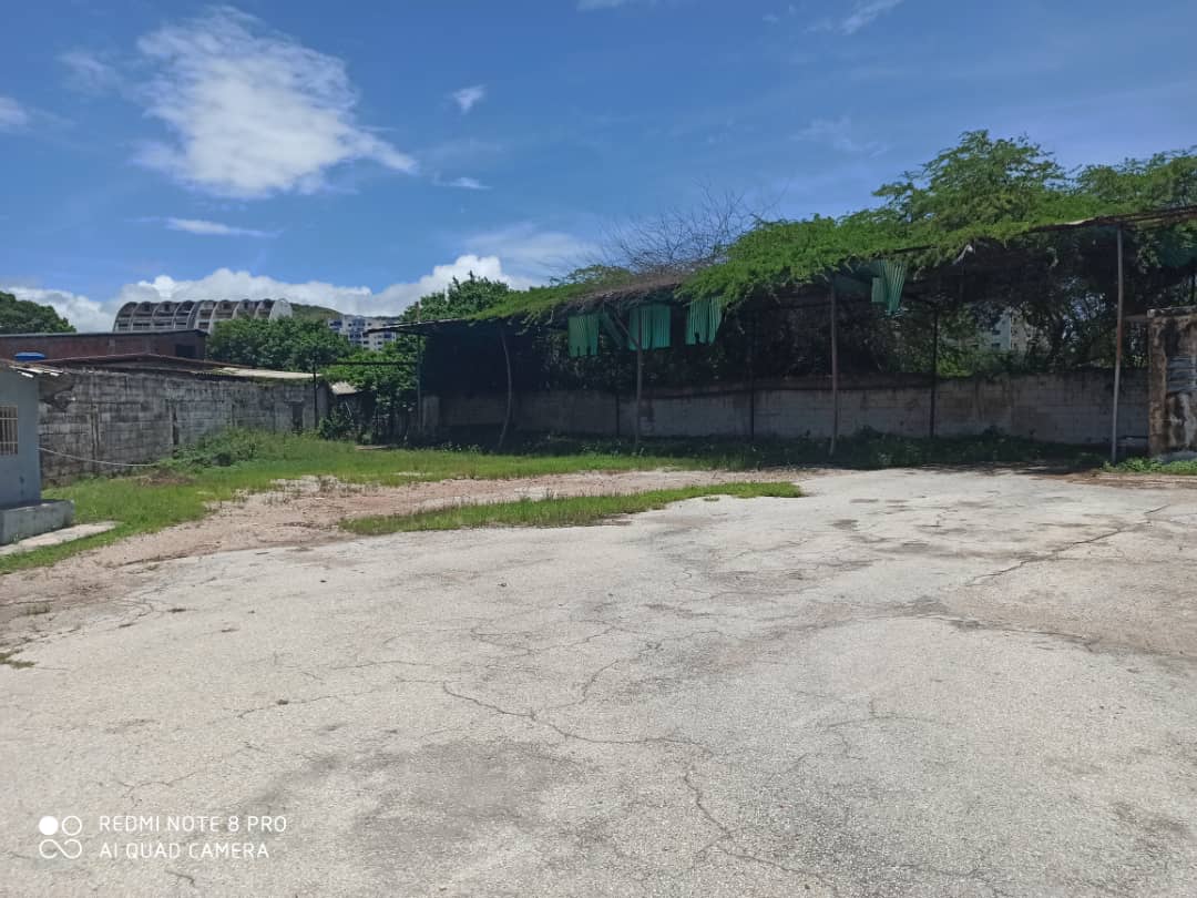 APARTMENT WITH COMMERCIAL PREMISES (RESTAURANT) ON 4 DE MAYO, FOR SALE