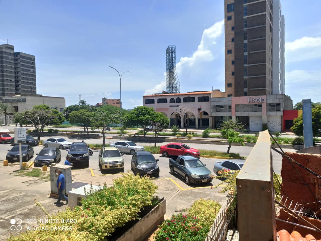 APARTMENT WITH COMMERCIAL PREMISES (RESTAURANT) ON 4 DE MAYO, FOR SALE