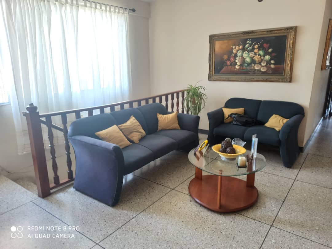 APARTMENT WITH COMMERCIAL PREMISES (RESTAURANT) ON 4 DE MAYO, FOR SALE