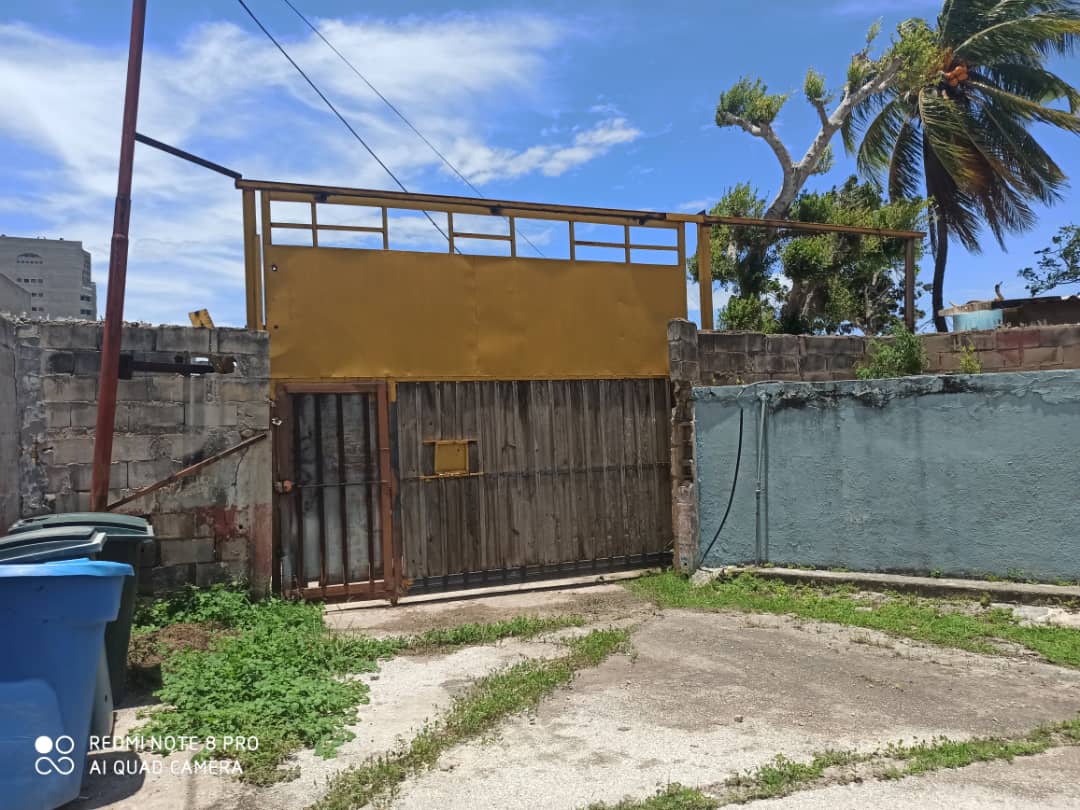 APARTMENT WITH COMMERCIAL PREMISES (RESTAURANT) ON 4 DE MAYO, FOR SALE