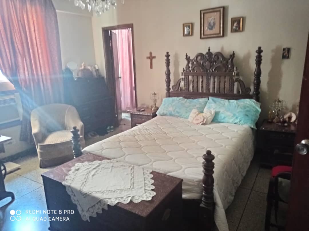 APARTMENT WITH COMMERCIAL PREMISES (RESTAURANT) ON 4 DE MAYO, FOR SALE