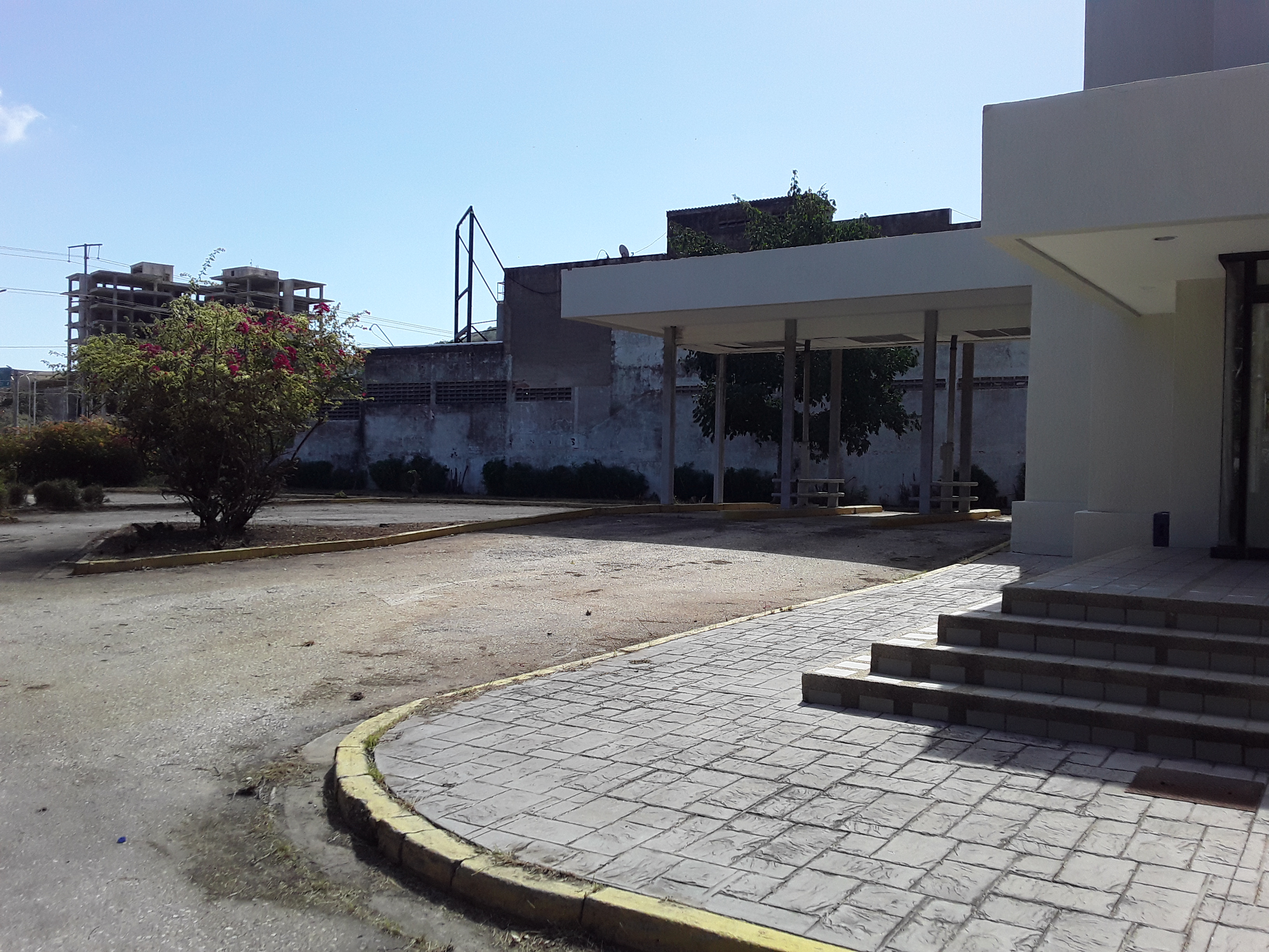 PREMISES IN LOS ROBLES, FOR SALE