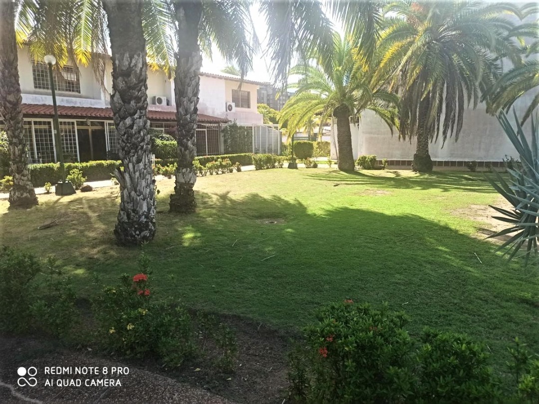 BEAUTIFUL TOWNHOUSE IN URB. HANDLE, FOR SALE