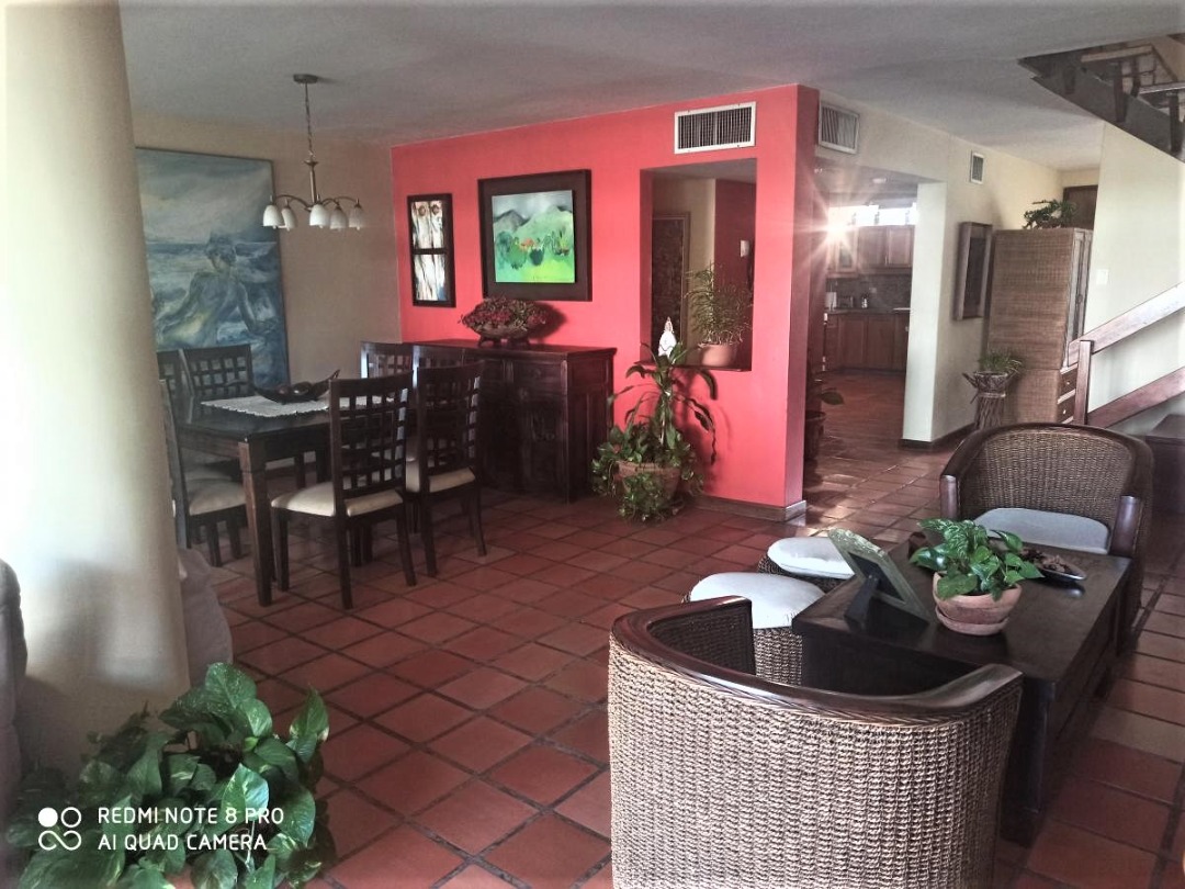 BEAUTIFUL TOWNHOUSE IN URB. HANDLE, FOR SALE