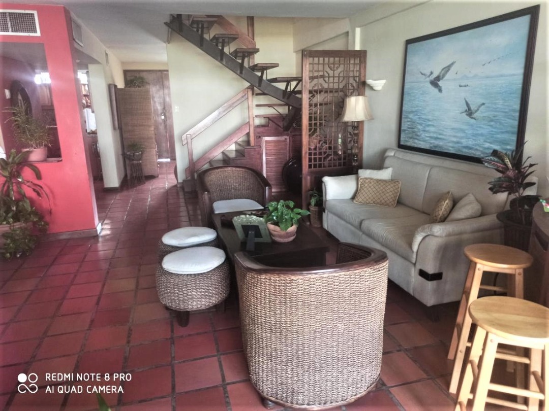 BEAUTIFUL TOWNHOUSE IN URB. HANDLE, FOR SALE