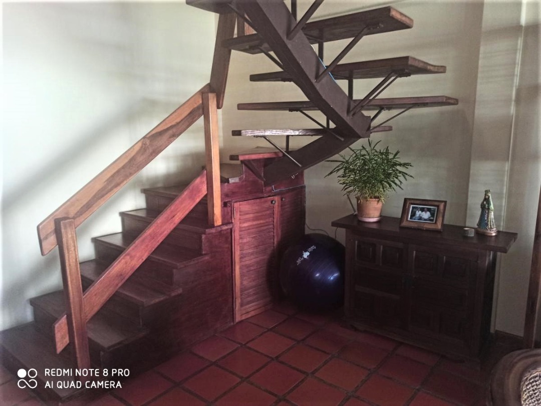 BEAUTIFUL TOWNHOUSE IN URB. HANDLE, FOR SALE