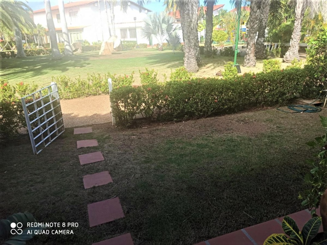 BEAUTIFUL TOWNHOUSE IN URB. HANDLE, FOR SALE