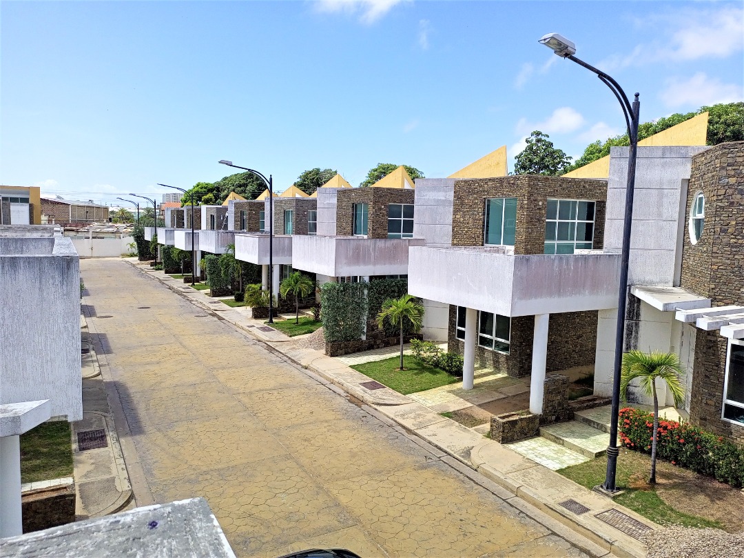 TOWNHOUSE EN URB. JORGE COLL