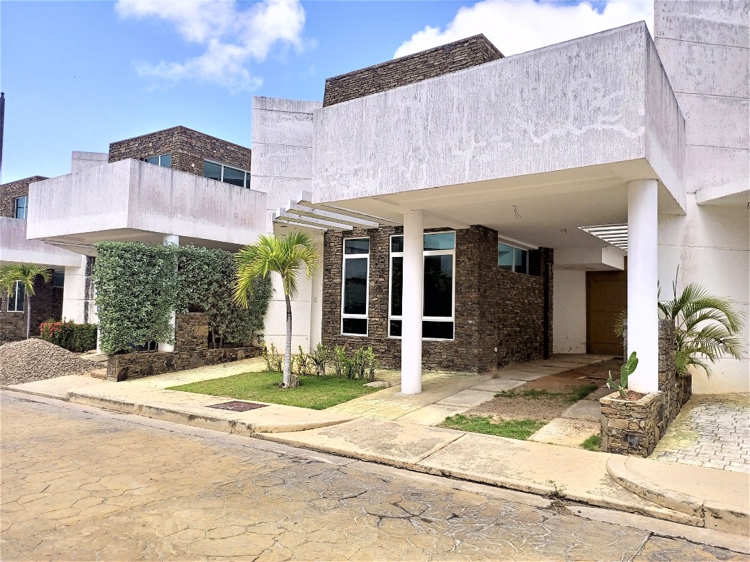 TOWNHOUSE EN URB. JORGE COLL