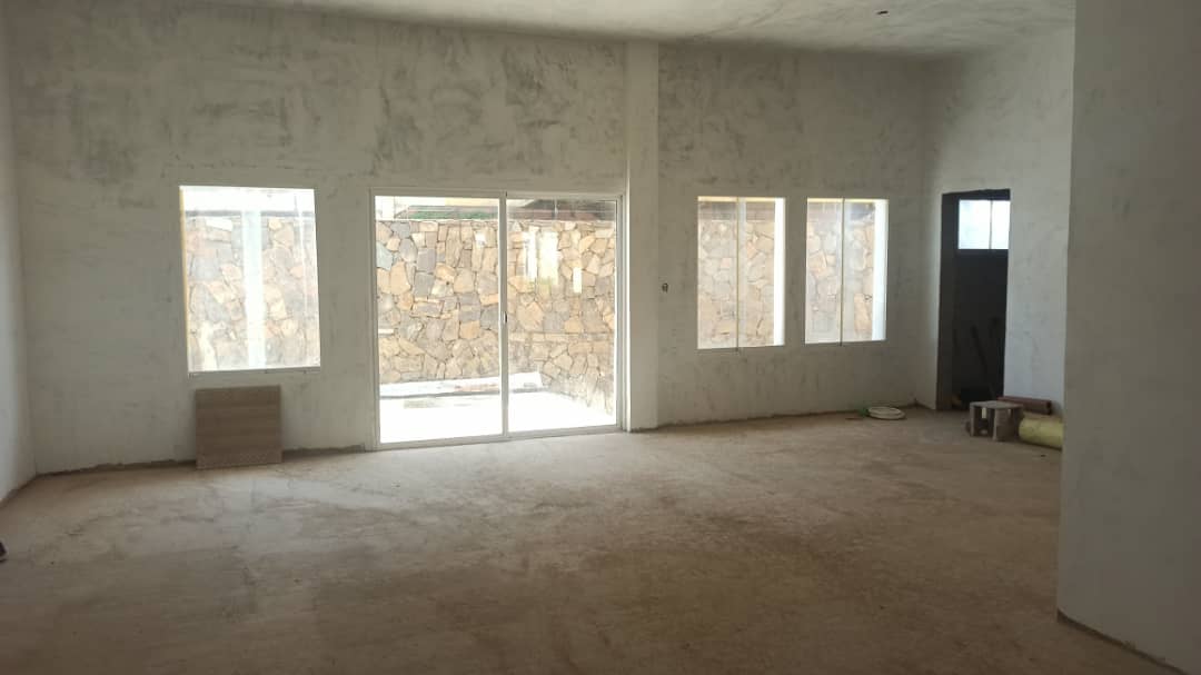 TOWNHOUSE EN URB. MANEIRO, EN VENTA