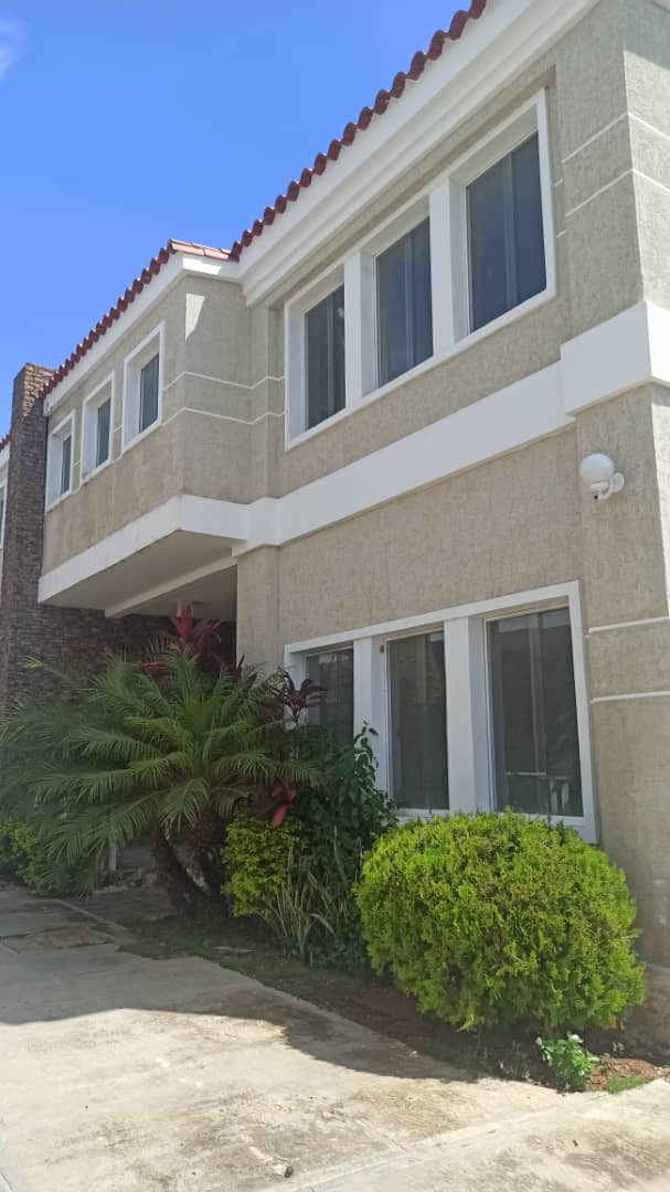 TOWNHOUSE EN URB. MANEIRO, EN VENTA