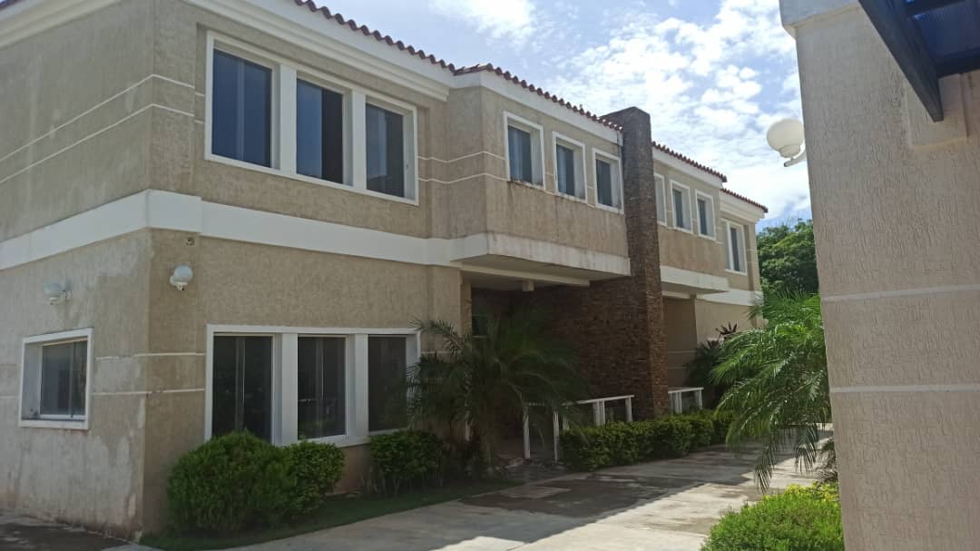 TOWNHOUSE EN URB. MANEIRO, EN VENTA