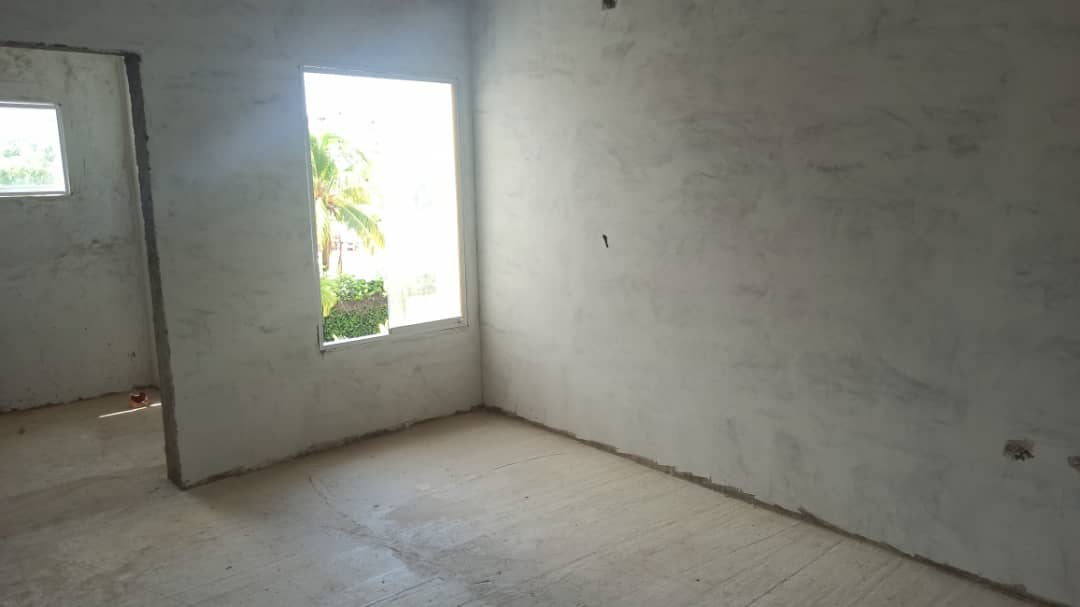 TOWNHOUSE EN URB. MANEIRO, EN VENTA