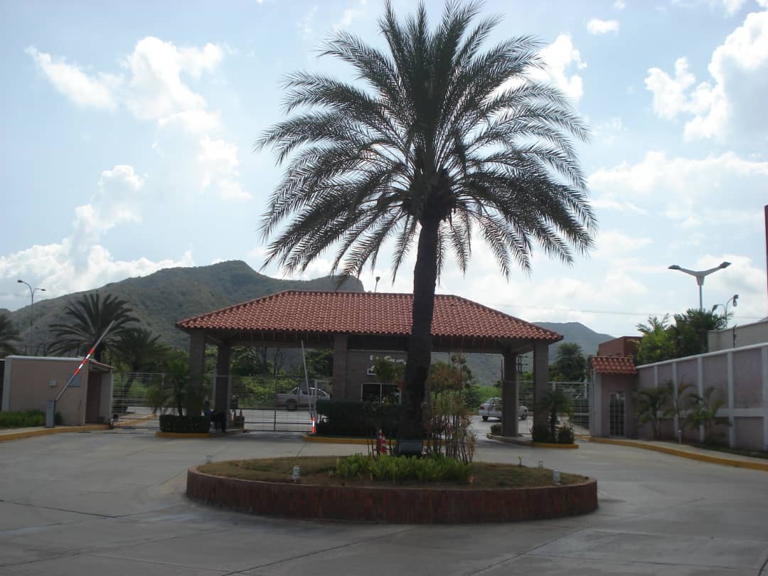 COMODO TOWNHOUSE EN EL VALLE, EN VENTA