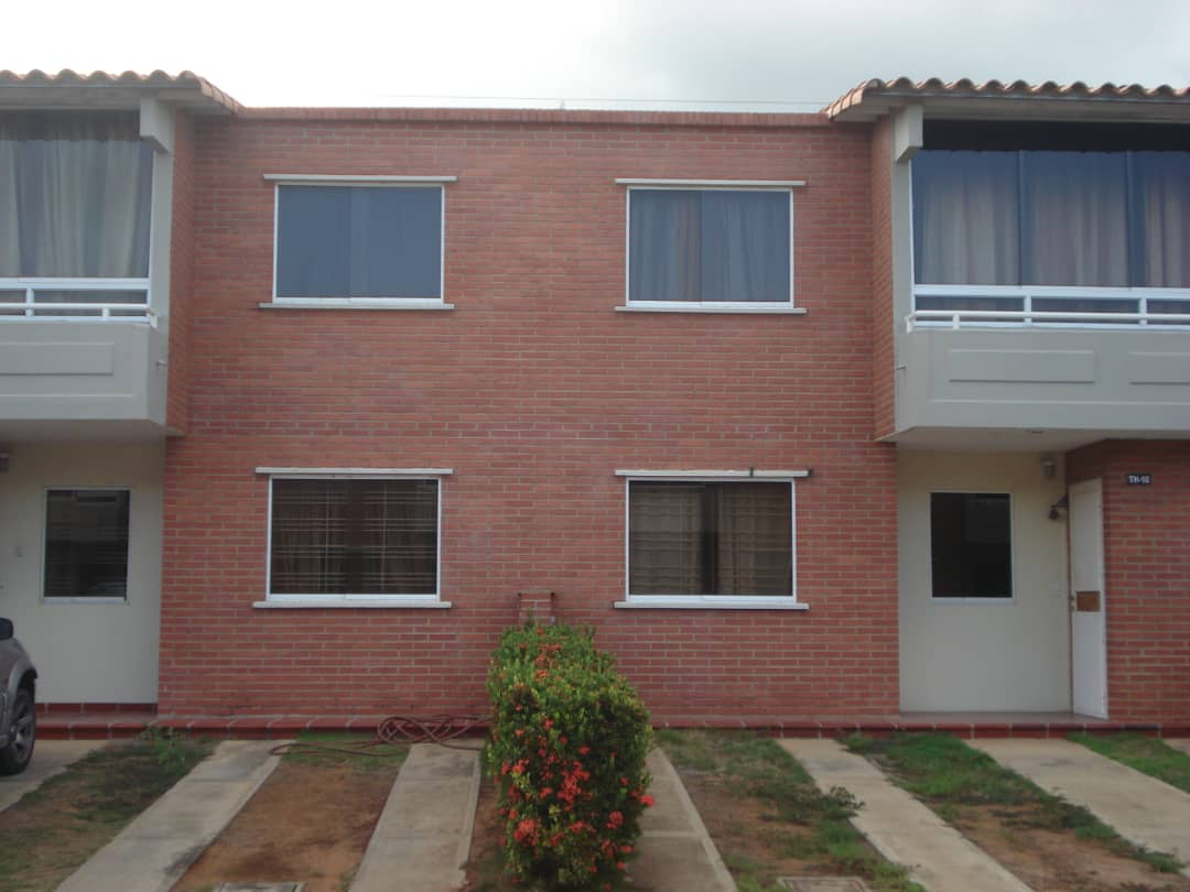 COMODO TOWNHOUSE EN EL VALLE, EN VENTA