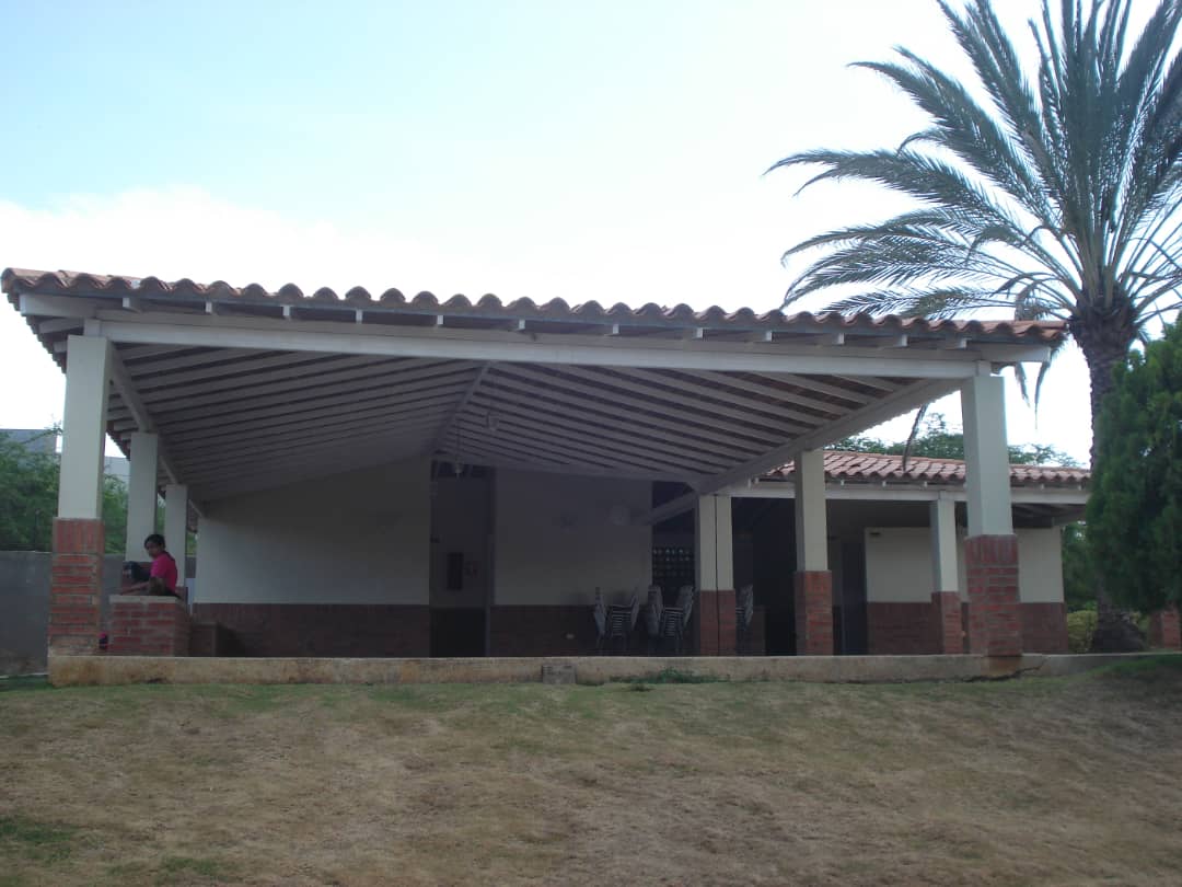 COMODO TOWNHOUSE EN EL VALLE, EN VENTA