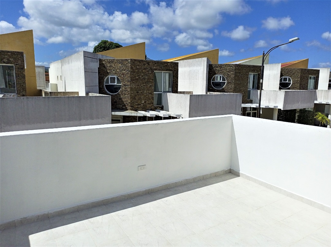 TOWNHOUSE EN MANEIRO, EN VENTA