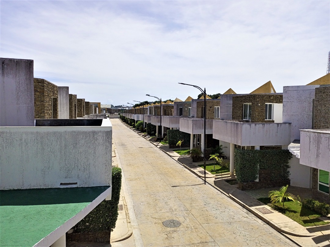 TOWNHOUSE EN MANEIRO, EN VENTA