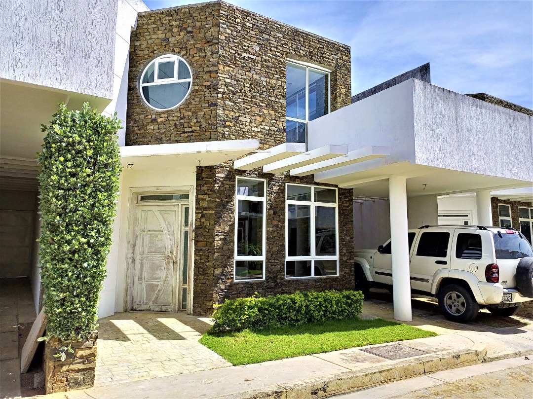 TOWNHOUSE EN MANEIRO, EN VENTA