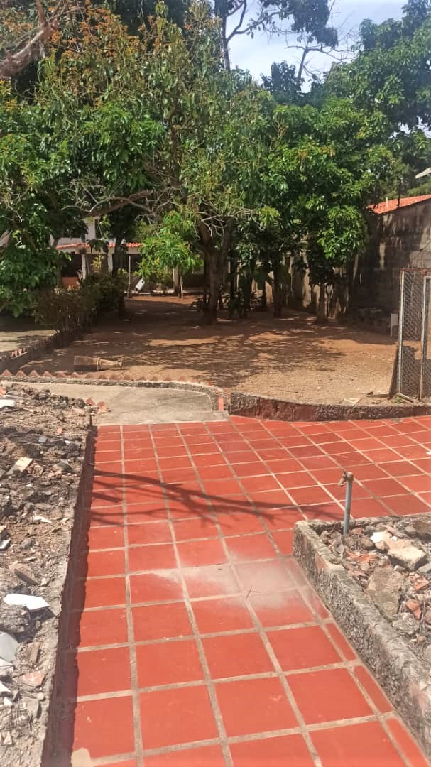HOUSE TO REMODE IN LA GUARINA, LA ASUNCION, FOR SALE