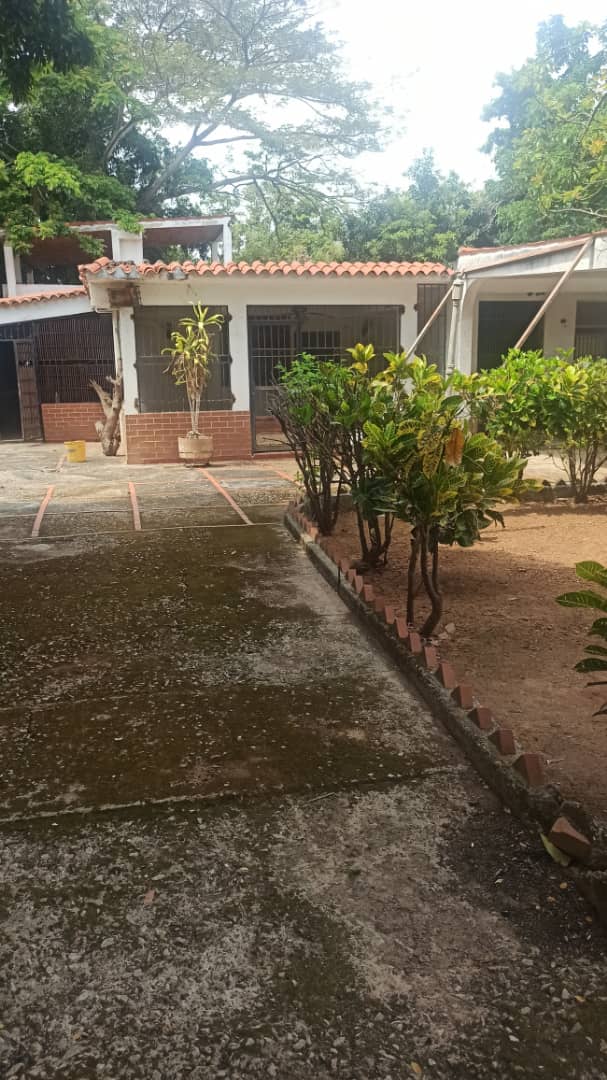 HOUSE TO REMODE IN LA GUARINA, LA ASUNCION, FOR SALE