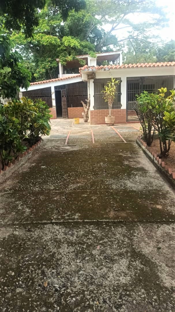 HOUSE TO REMODE IN LA GUARINA, LA ASUNCION, FOR SALE
