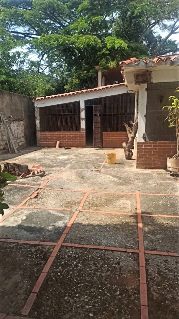 HOUSE TO REMODE IN LA GUARINA, LA ASUNCION, FOR SALE