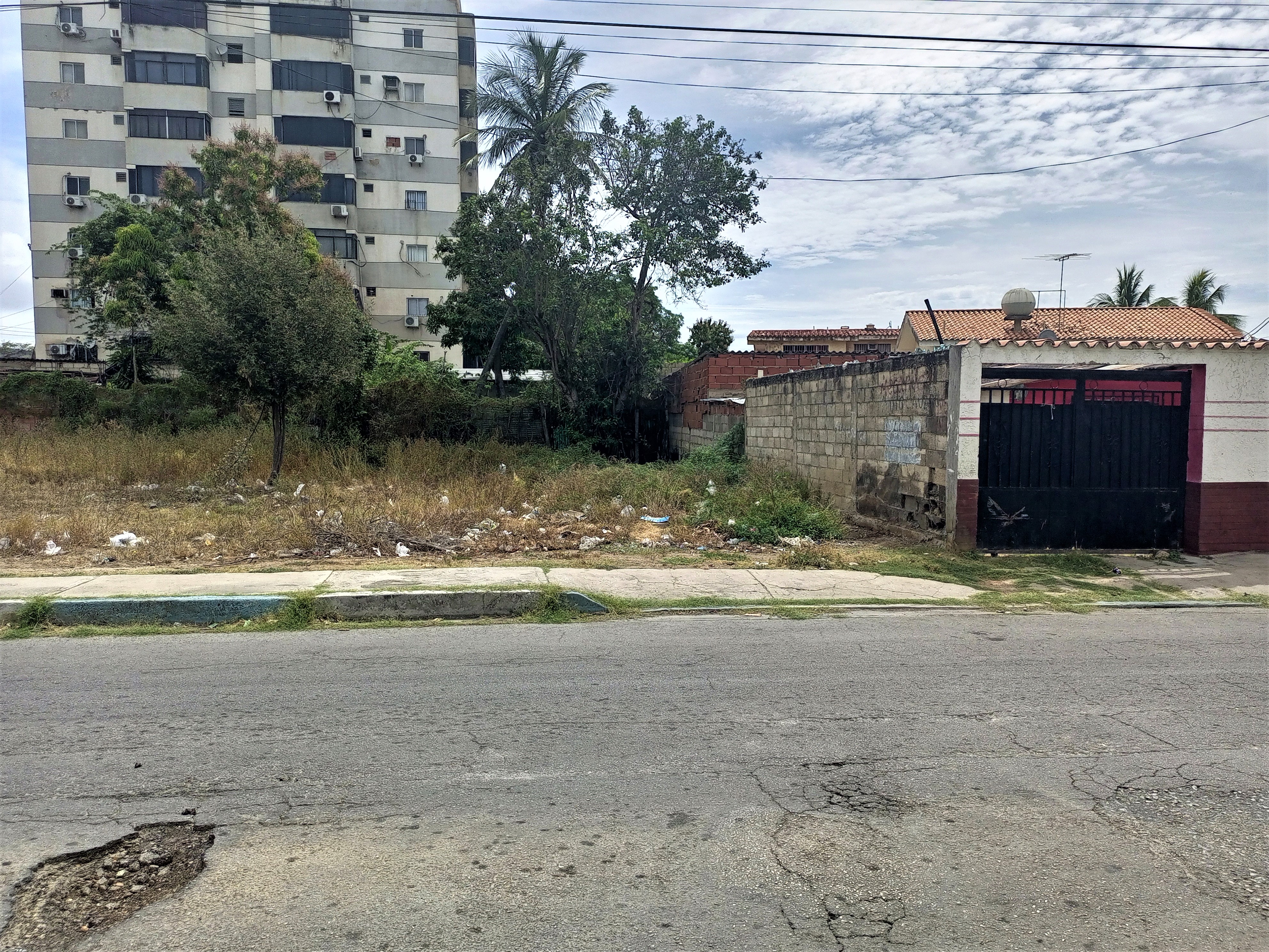 TERRENO EN LA CALLE LAS FLORES, PORLAMAR, EN VENTA