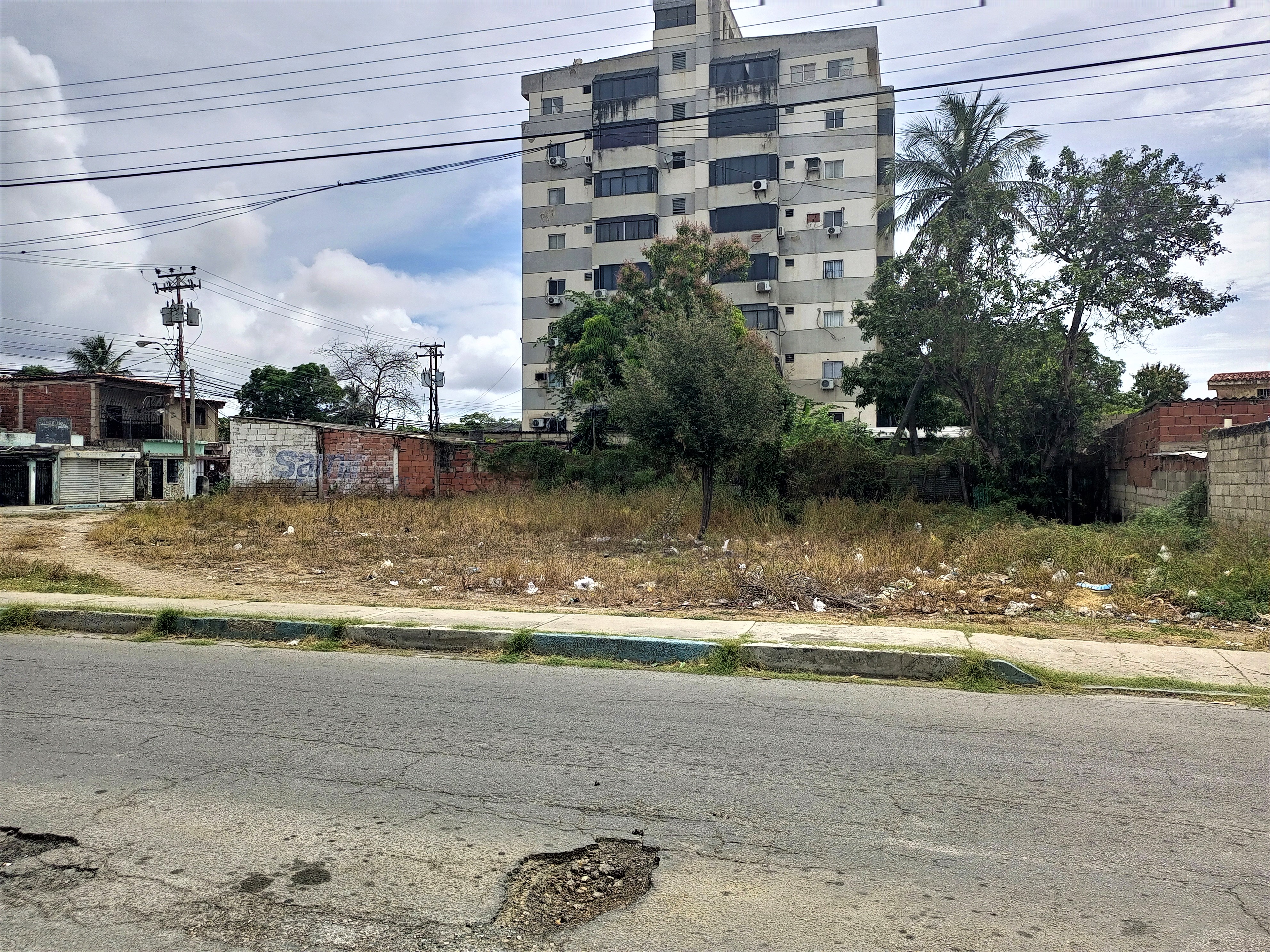 TERRENO EN LA CALLE LAS FLORES, PORLAMAR, EN VENTA