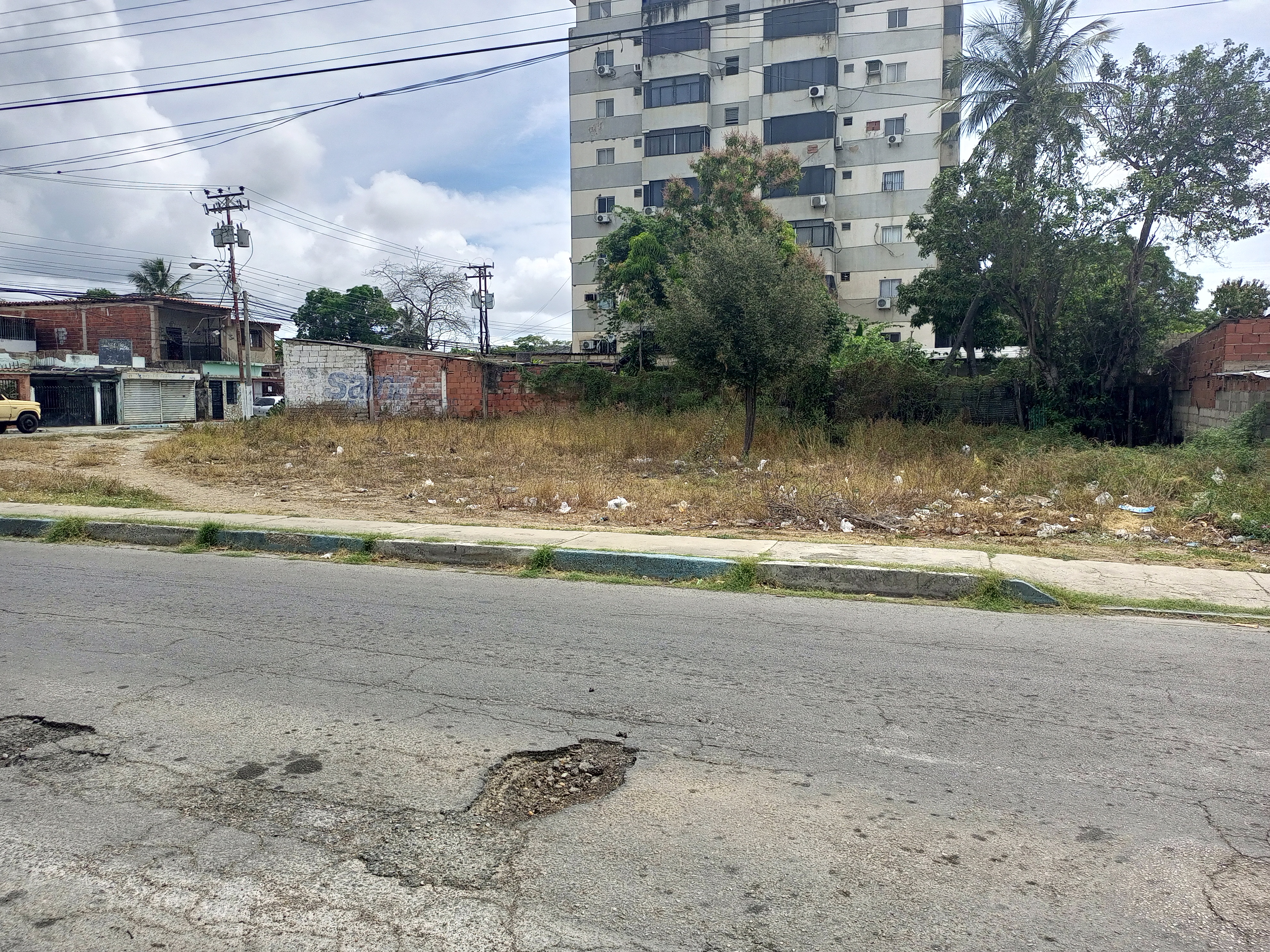 TERRENO EN LA CALLE LAS FLORES, PORLAMAR, EN VENTA