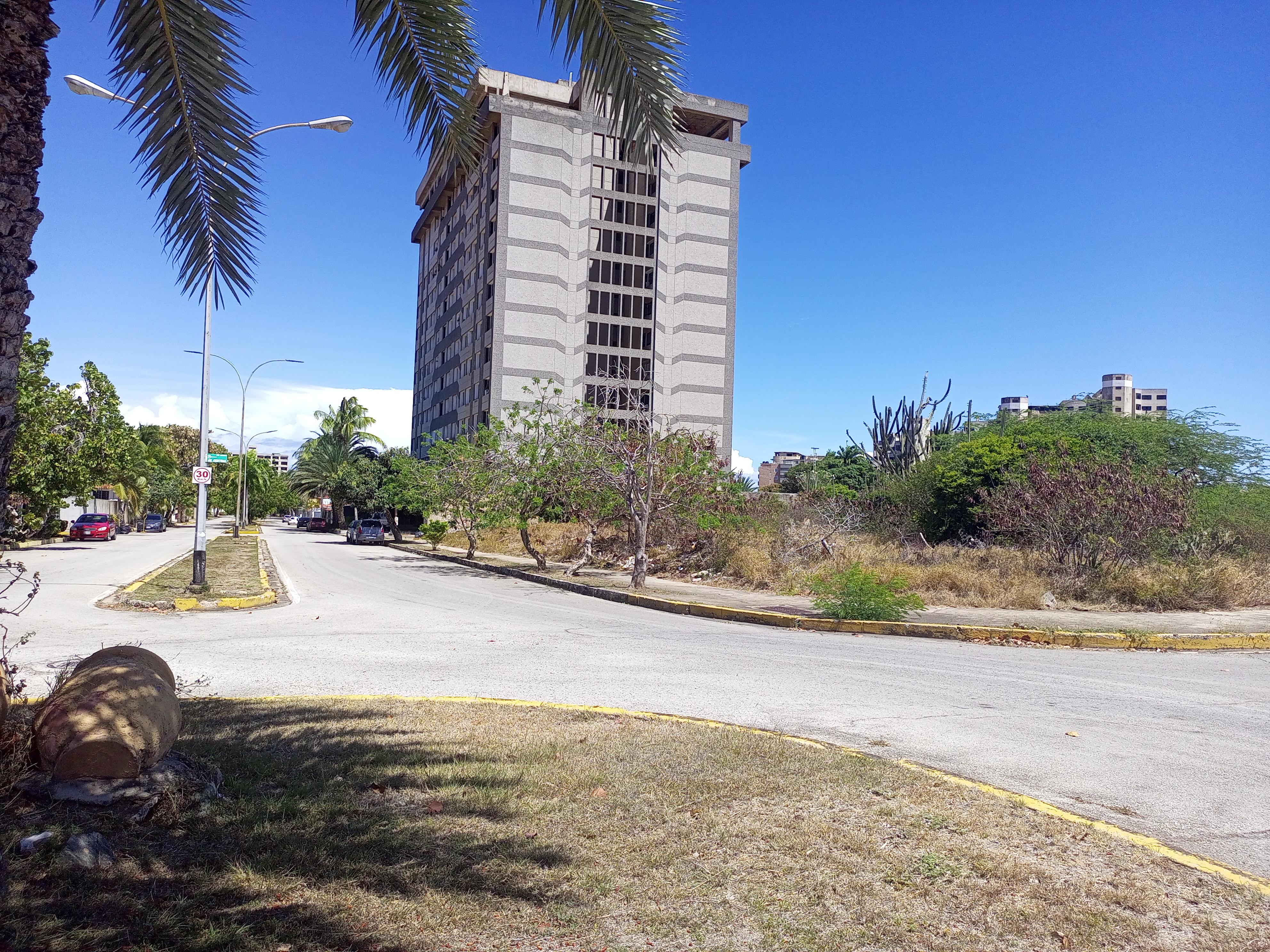 TERRENO EN LA URBANIZACION MANEIRO, EN VENTA
