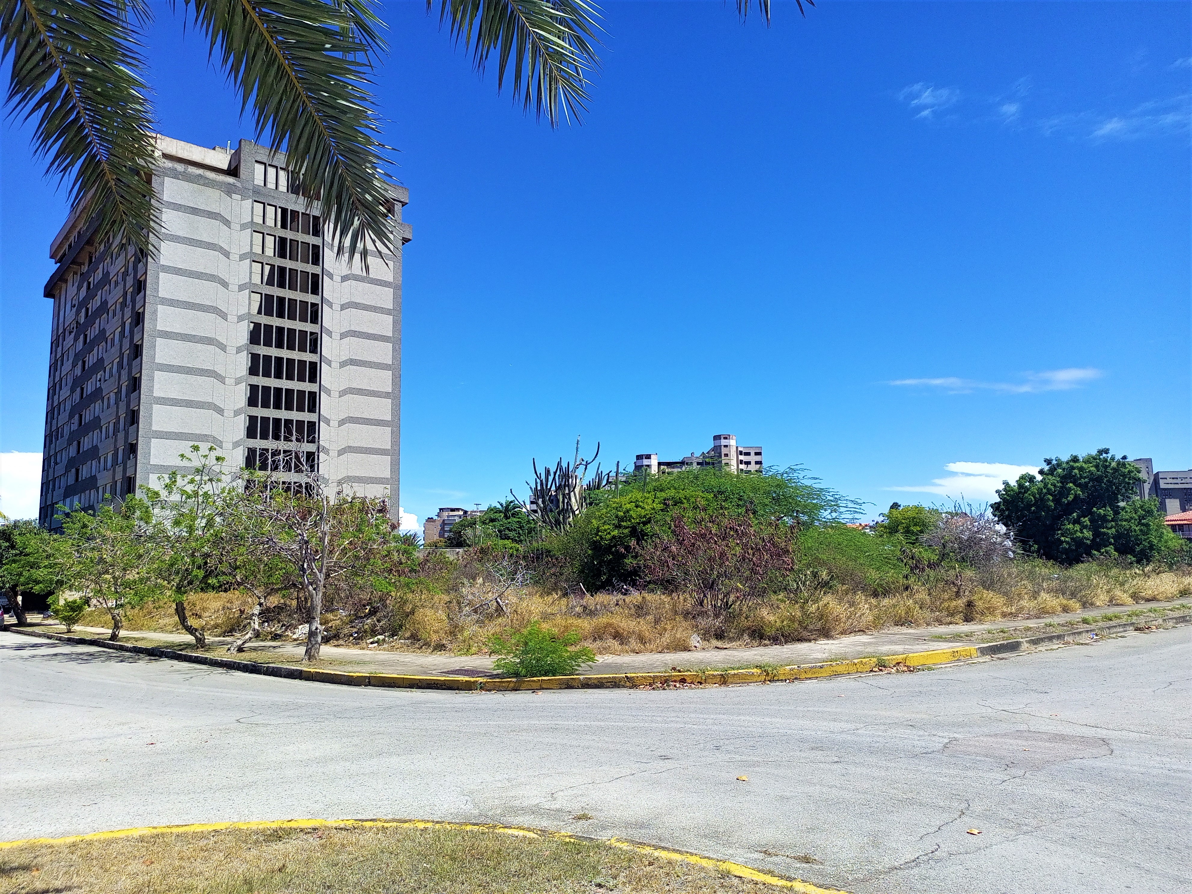 TERRENO EN LA URBANIZACION MANEIRO, EN VENTA