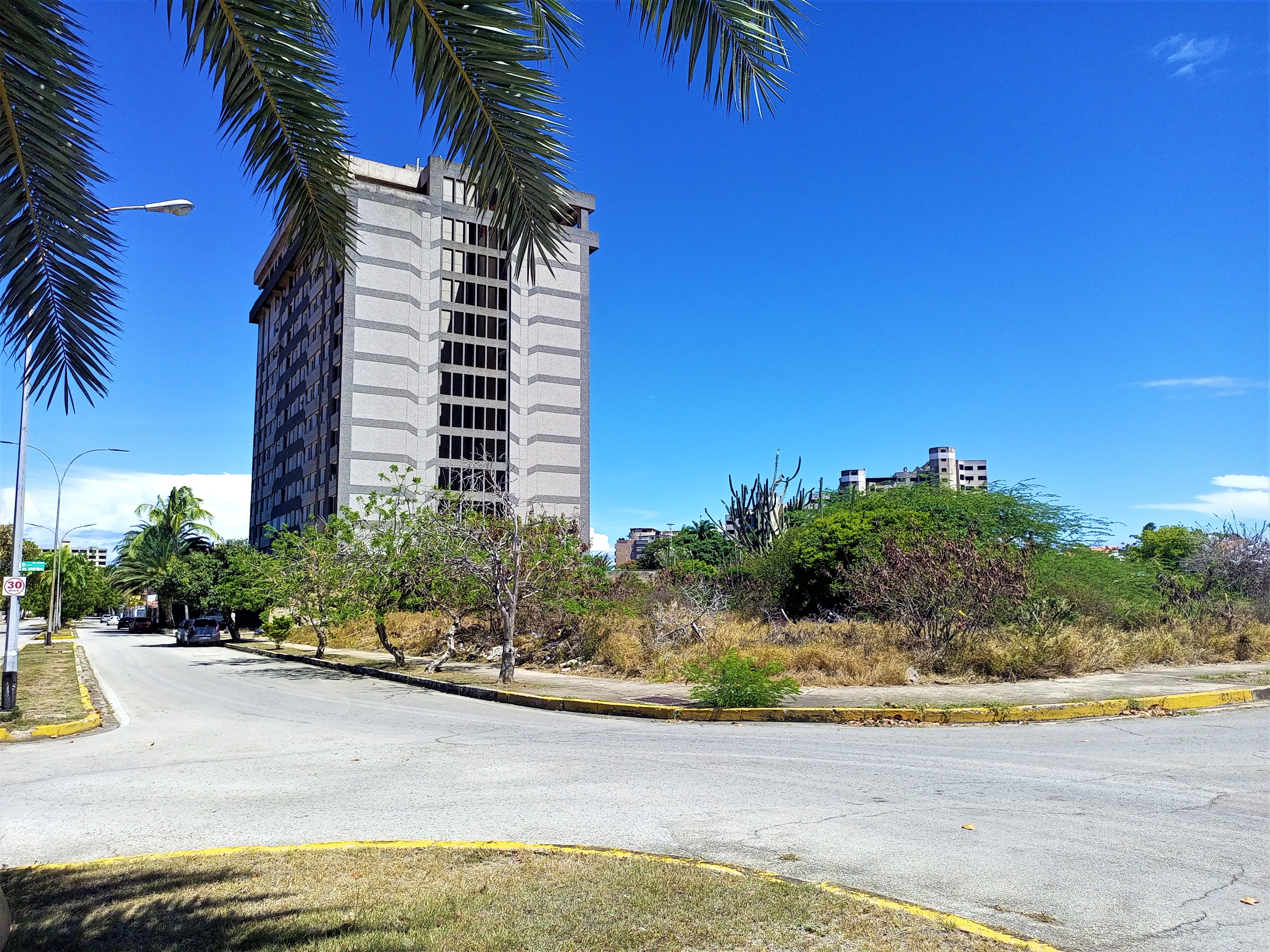 TERRENO EN LA URBANIZACION MANEIRO, EN VENTA