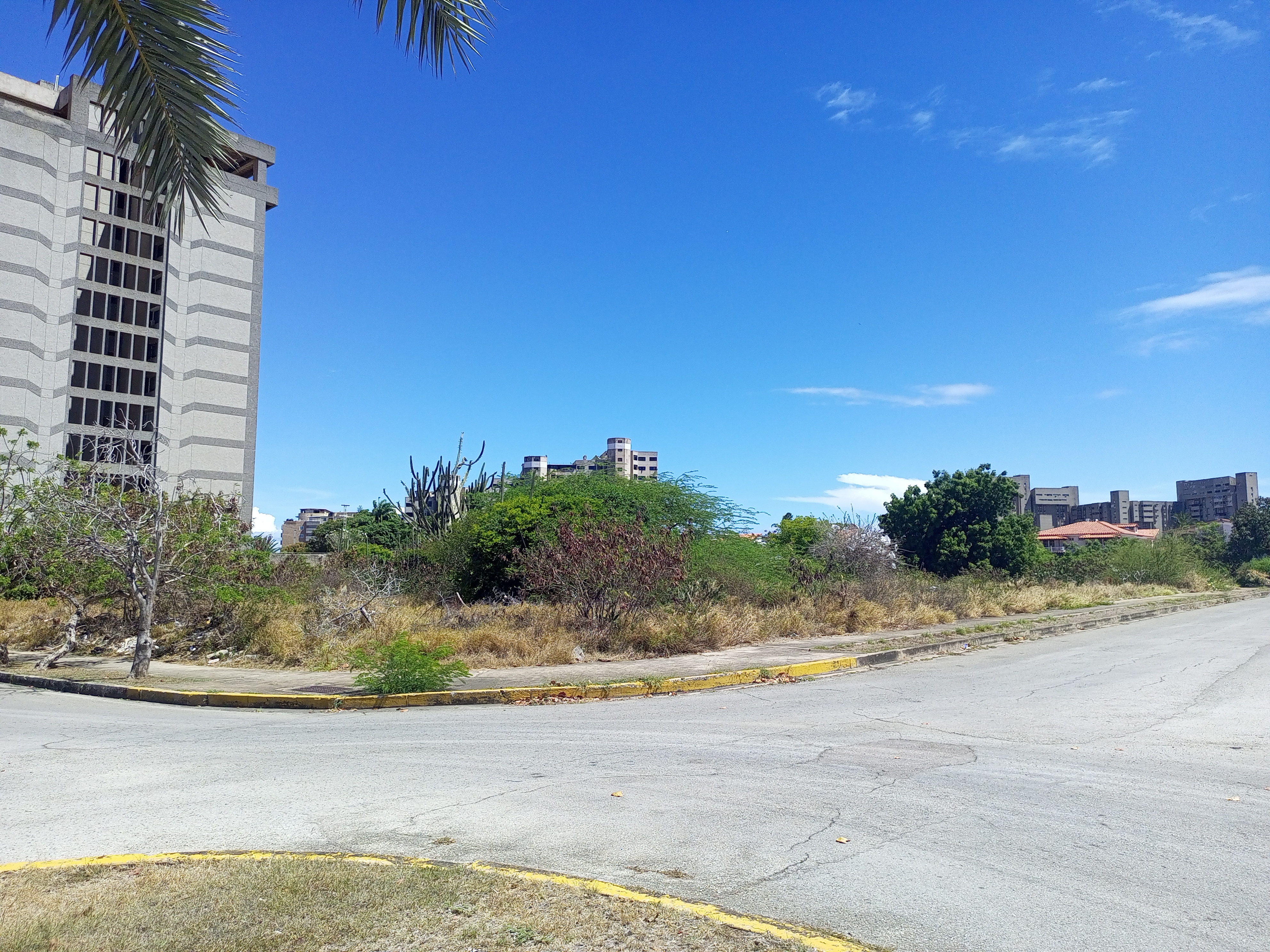 TERRENO EN LA URBANIZACION MANEIRO, EN VENTA