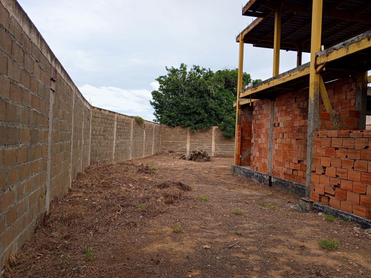 TERRENO CON BIENHECHURIA EN VENTA, EN URBANIZACION MANEIRO