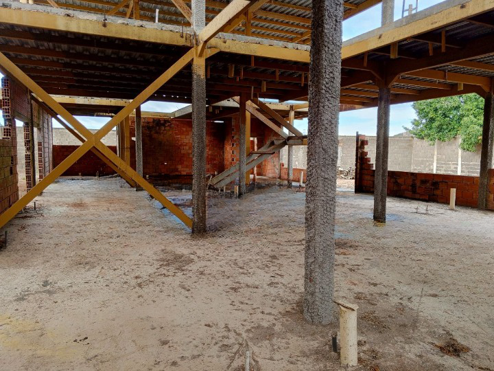 TERRENO CON BIENHECHURIA EN VENTA, EN URBANIZACION MANEIRO