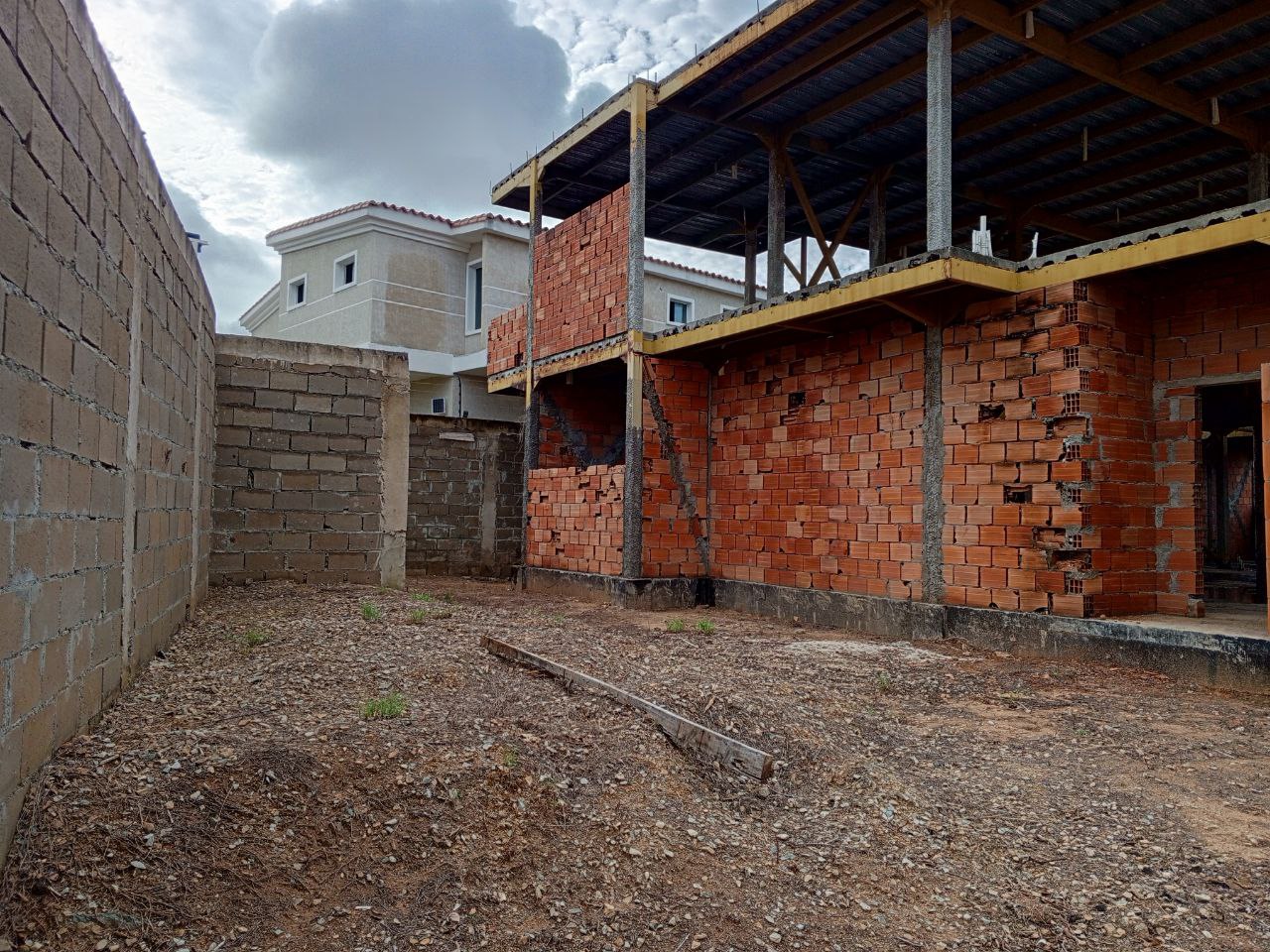TERRENO CON BIENHECHURIA EN VENTA, EN URBANIZACION MANEIRO