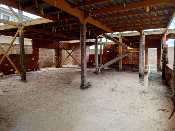 TERRENO CON BIENHECHURIA EN VENTA, EN URBANIZACION MANEIRO