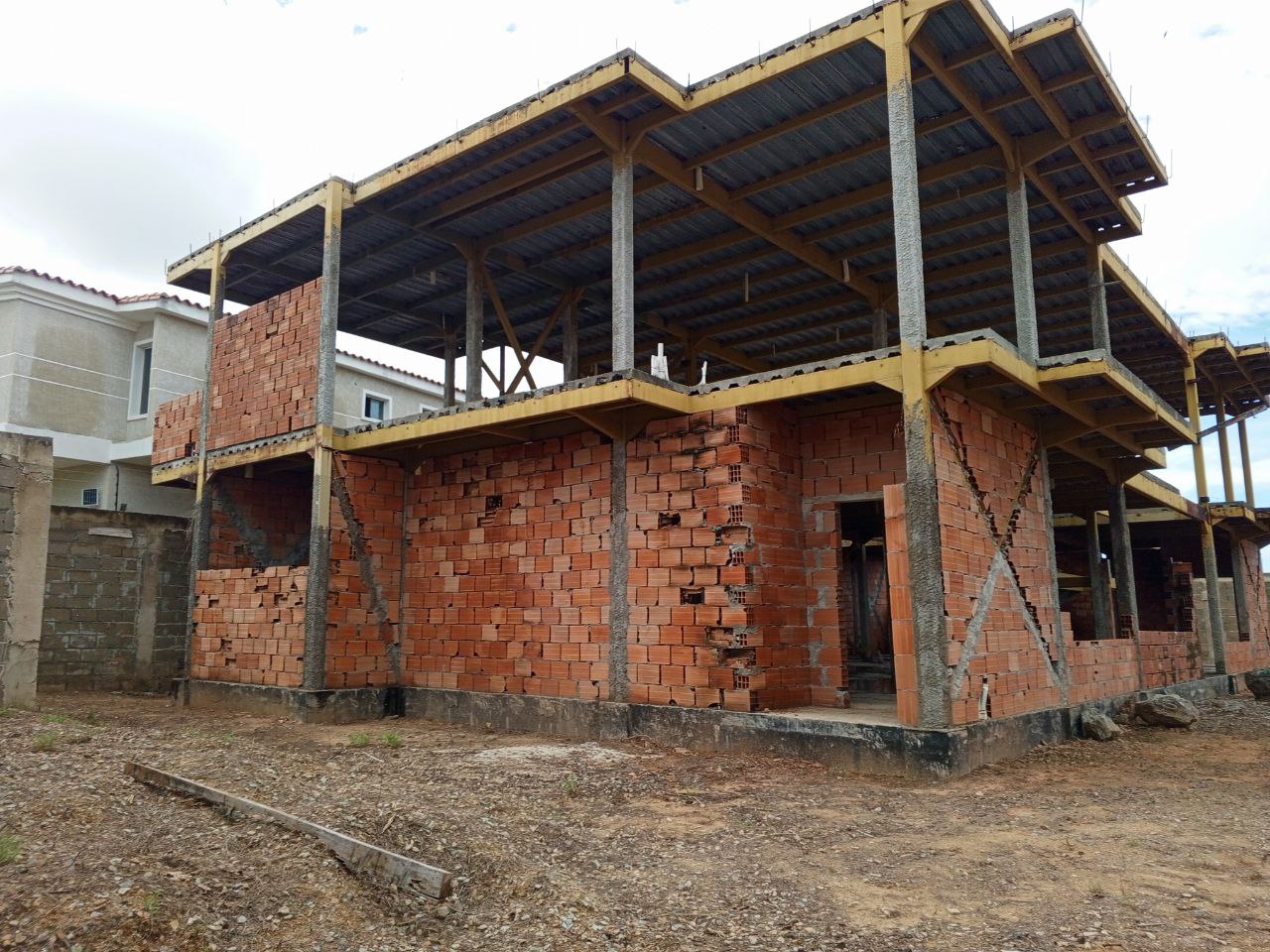 TERRENO CON BIENHECHURIA EN VENTA, EN URBANIZACION MANEIRO