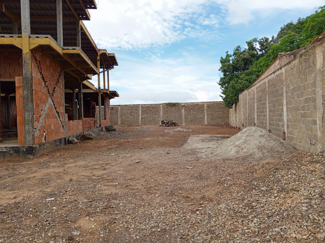 TERRENO CON BIENHECHURIA EN VENTA, EN URBANIZACION MANEIRO