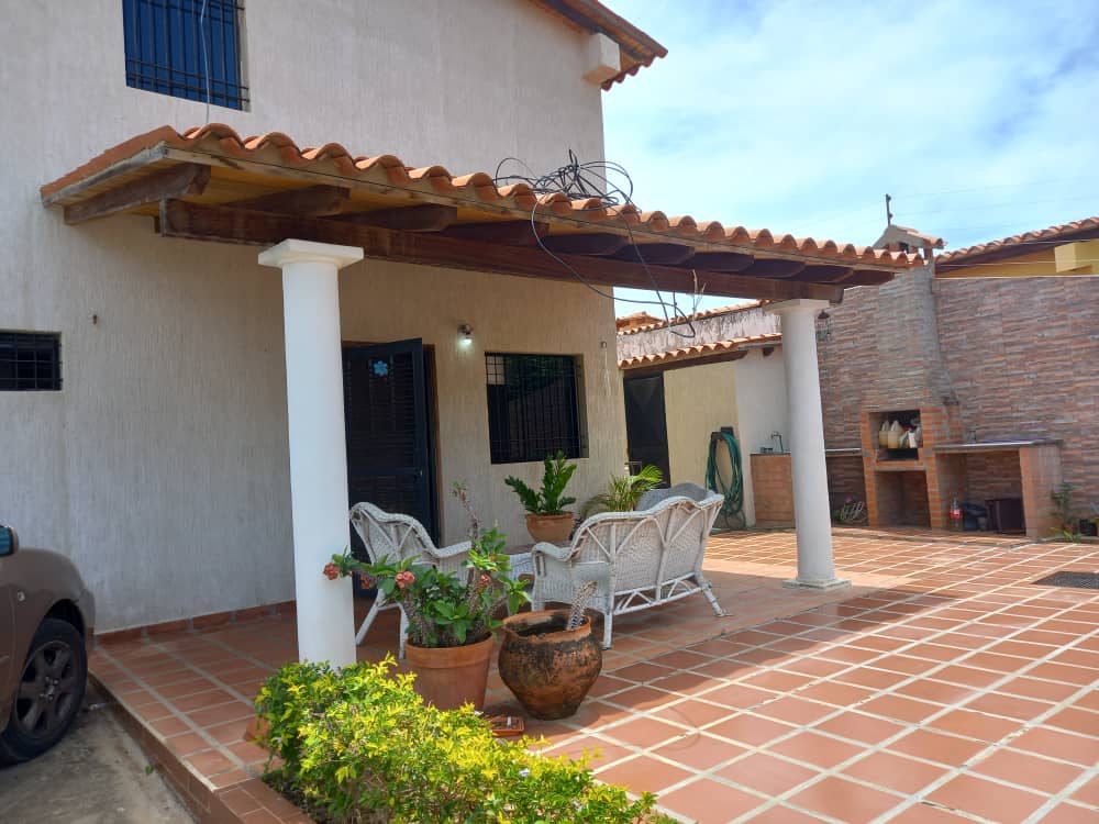 TOWN HOUSE EN VENTA URB. JORGE COLL