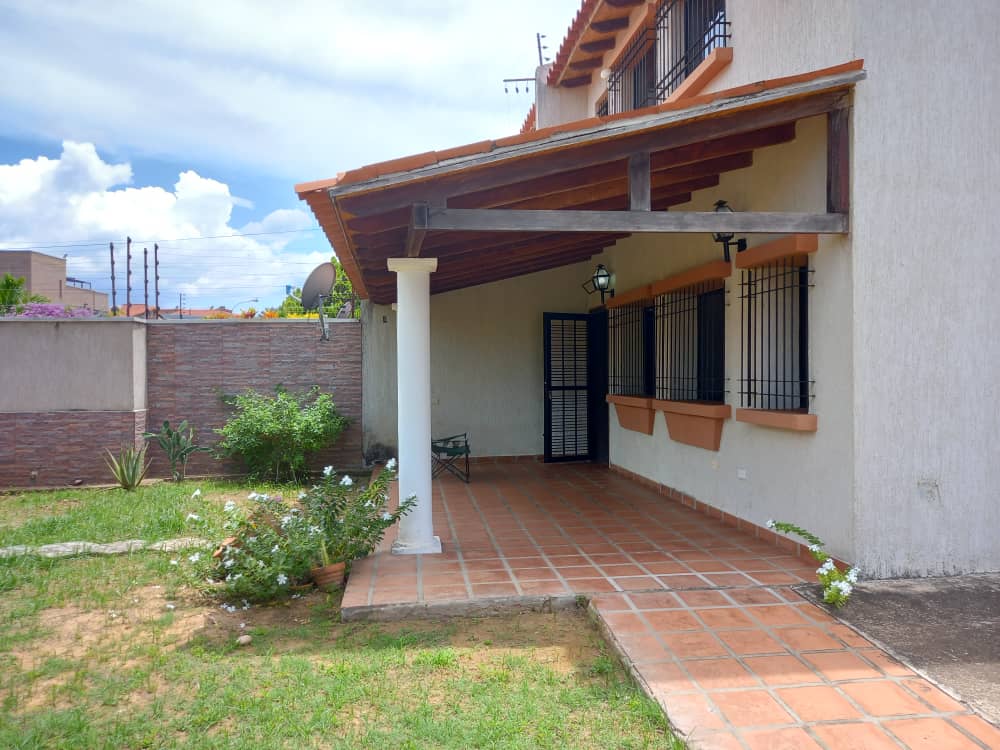 TOWN HOUSE EN VENTA URB. JORGE COLL