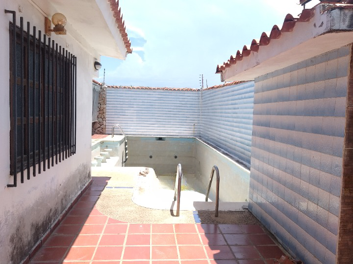 CASA EN CONJUNTO CERRADO, SECTOR MACHO MUERTO.