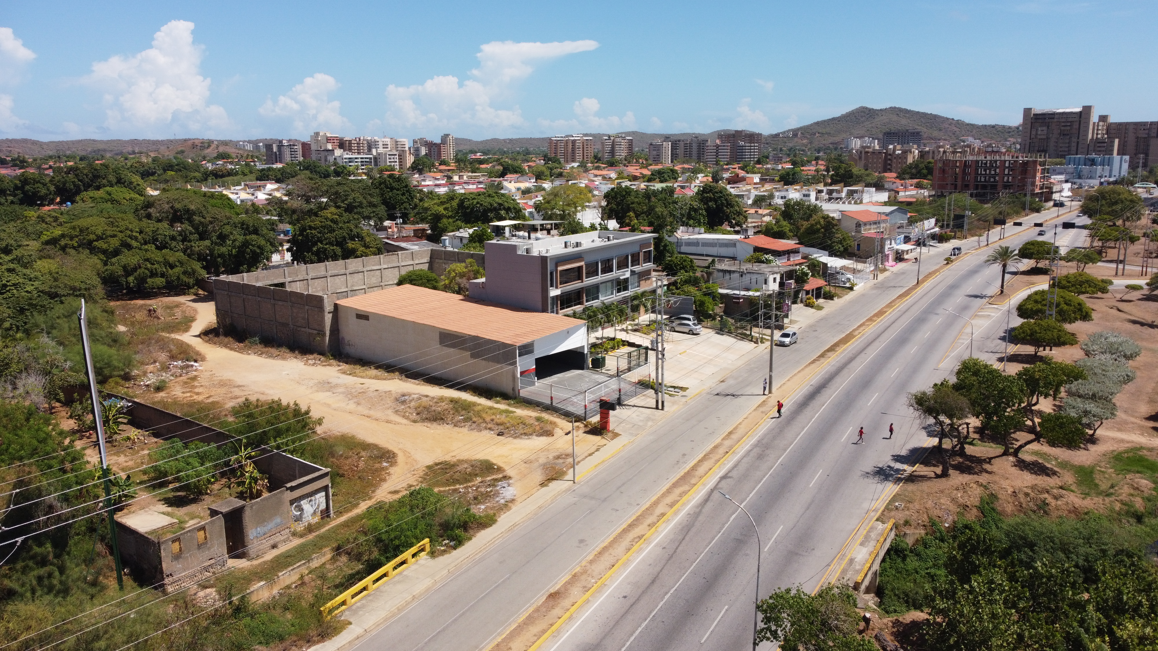 BUSINESS CENTER IN LOS ROBLES FOR SALE