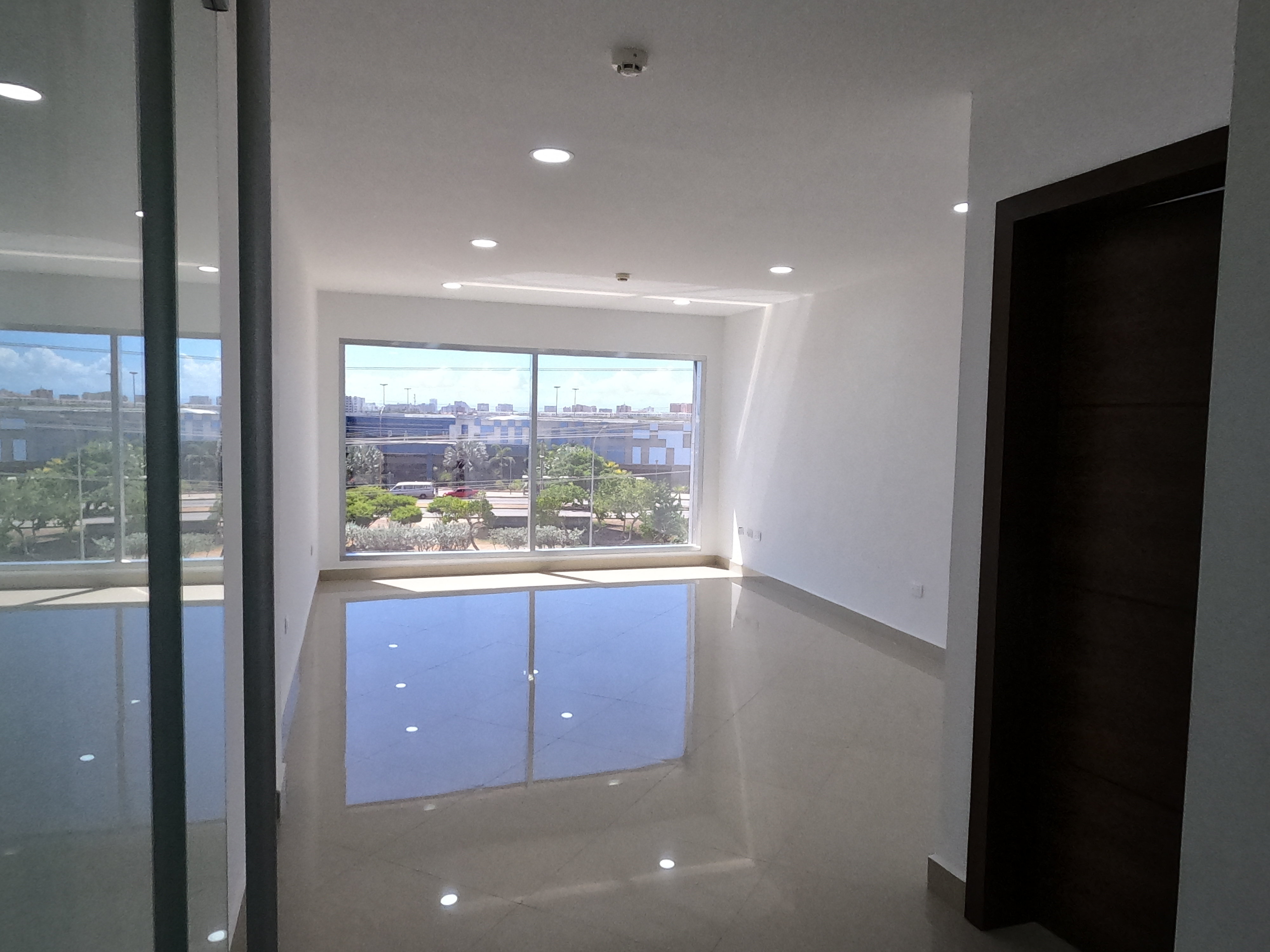 BUSINESS CENTER IN LOS ROBLES FOR SALE