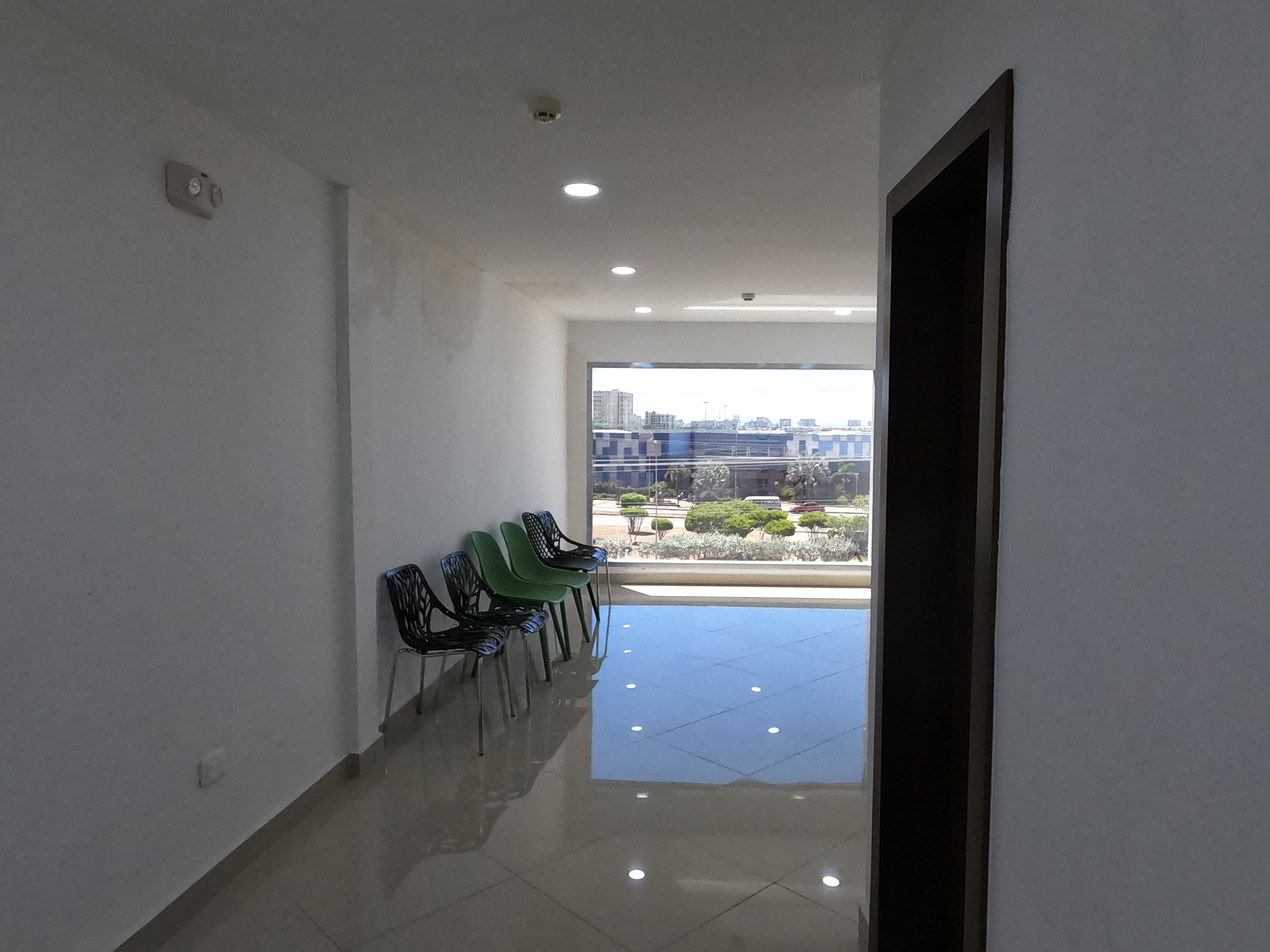 BUSINESS CENTER IN LOS ROBLES FOR SALE