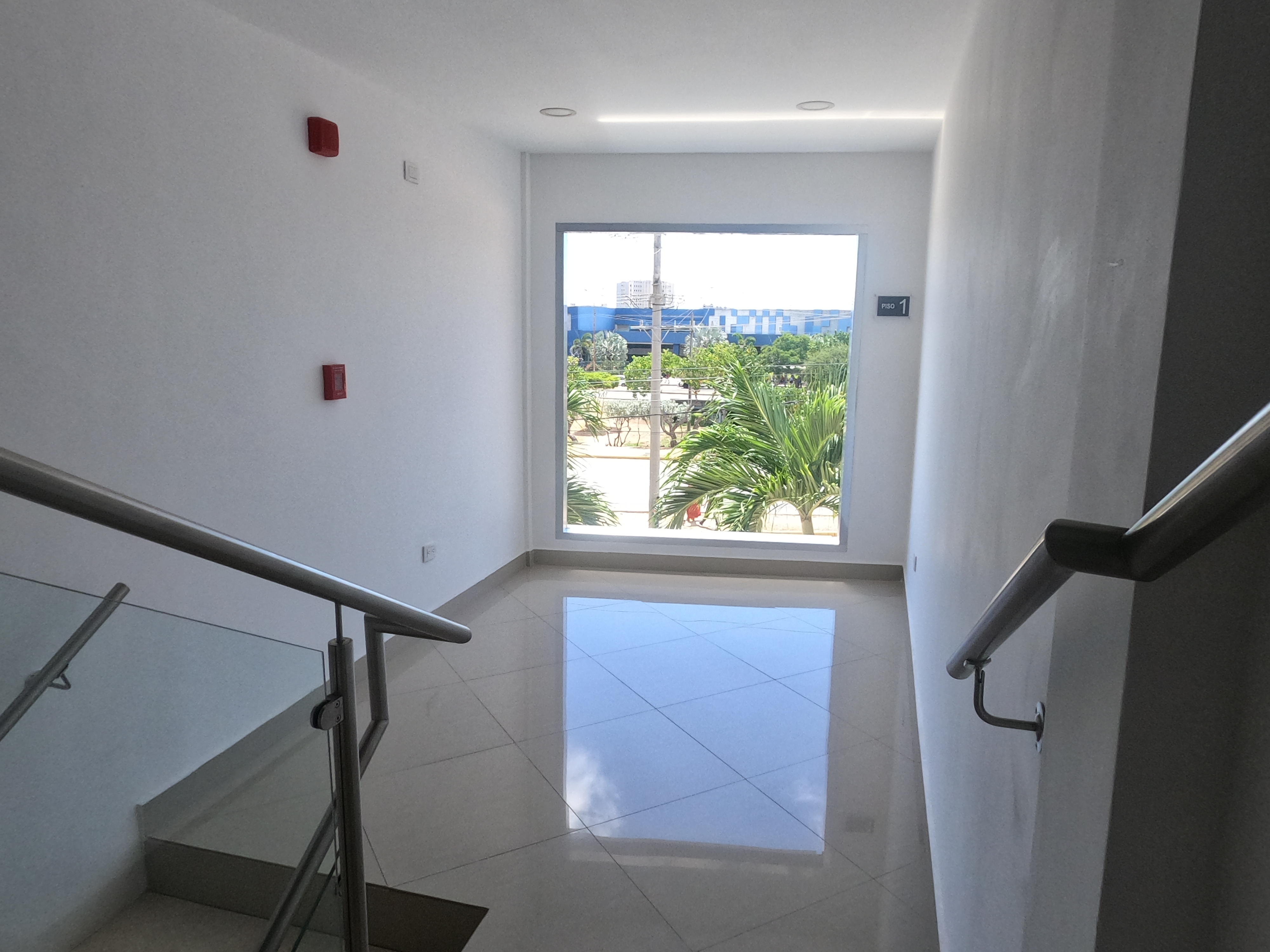 BUSINESS CENTER IN LOS ROBLES FOR SALE