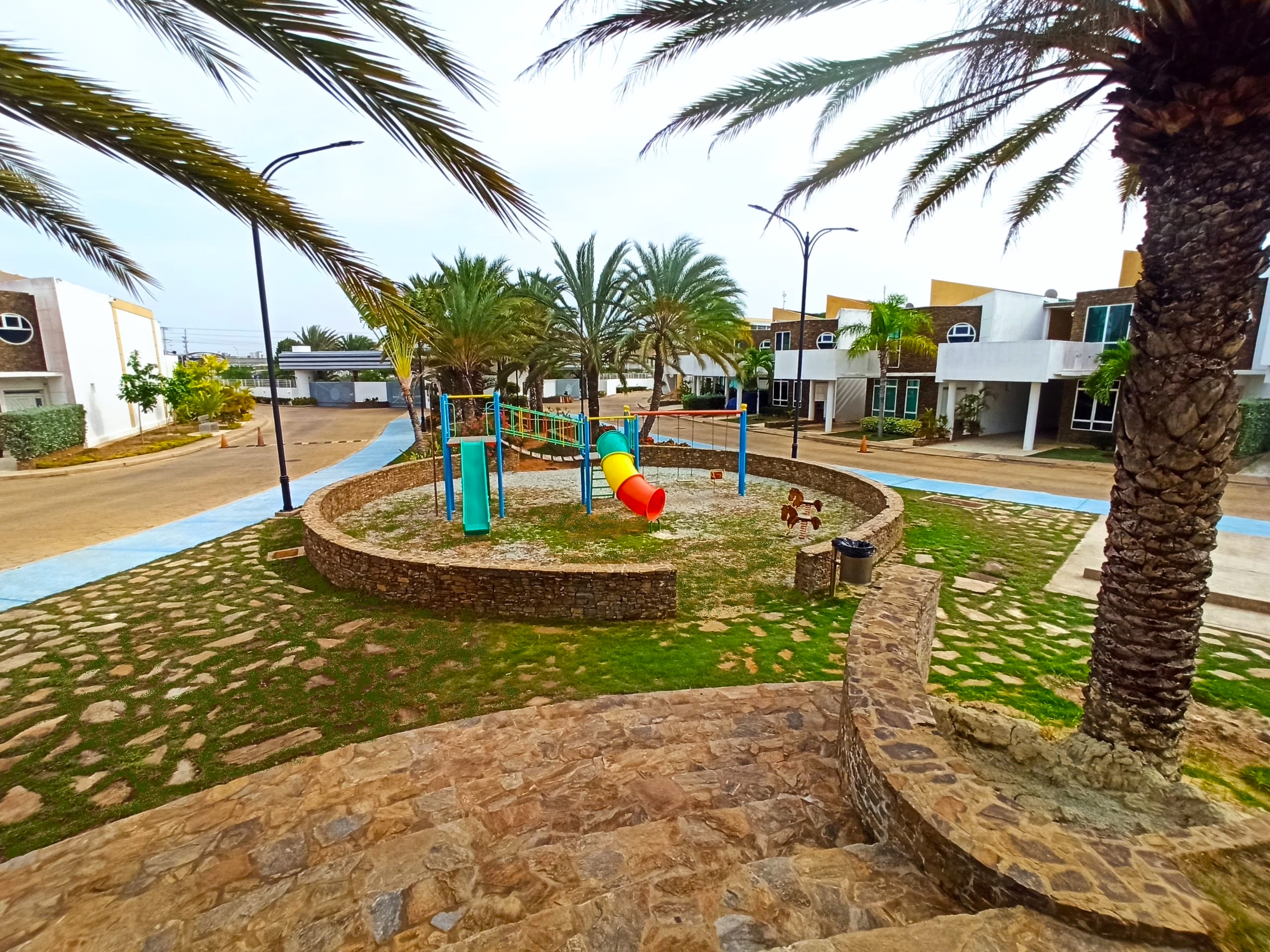 TOWNHOUSE EN LOS ROBLES EN VENTA